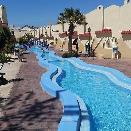 Poolside S Facing Family فيلة